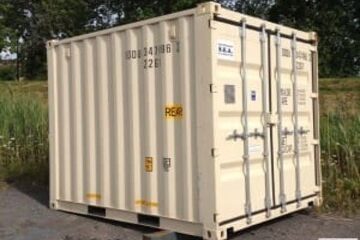Conteneurs SEA offers sea containers at a competitive price, which includes small 10-foot containers.